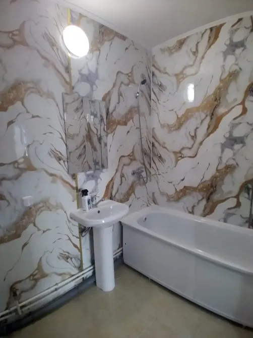 Терезесі мен радиаторы бар бос бөлме