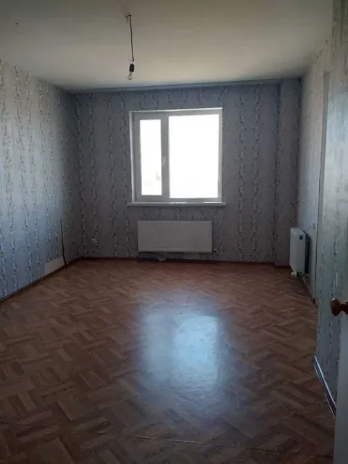 Широкий коридор с несколькими дверями