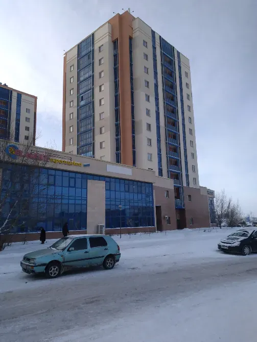 Маленькая ванная комната с умывальником и туалетом