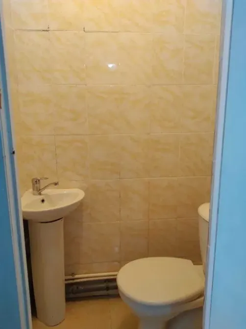 Кухня с окном и мебелью