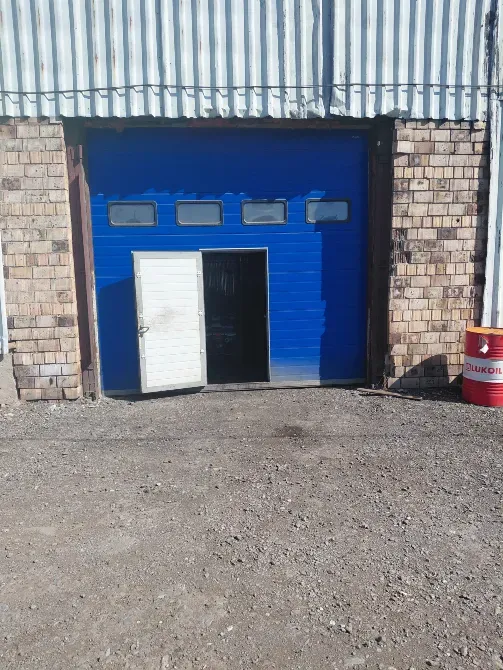 Көк есігі бар гараждың кірісі