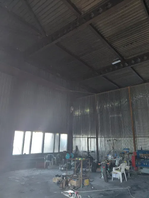 Жоғары төбелері бар қойманың ішкі көрінісі