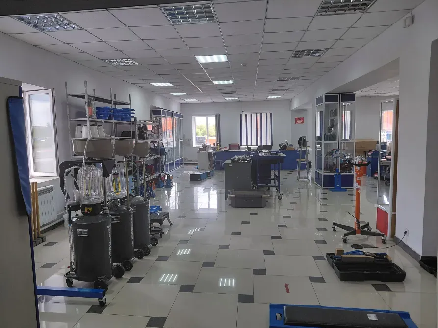 Жабдықталған және жұмыс орындарымен офис бөлмесі