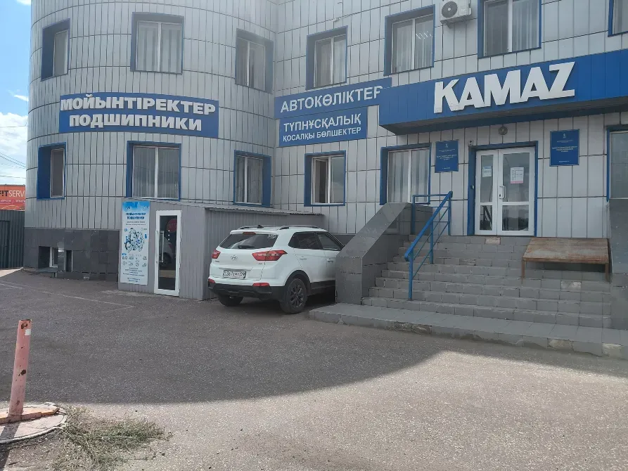 «КАМАЗ» компаниясының ғимараты, жазулар, кіріс және автотұрақ