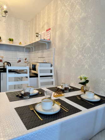 Спальня с голубым покрывалом и сочетанием с белыми стенами и мебелью