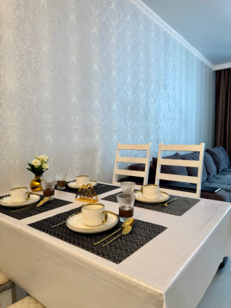 Спальня с голубым покрывалом и сочетанием с белыми стенами и мебелью