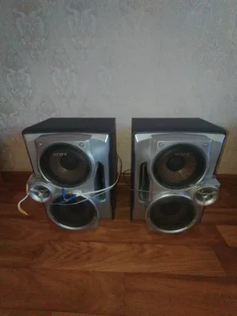 Аудиоколонки Sony, две штуки, черные с серебристыми элементами