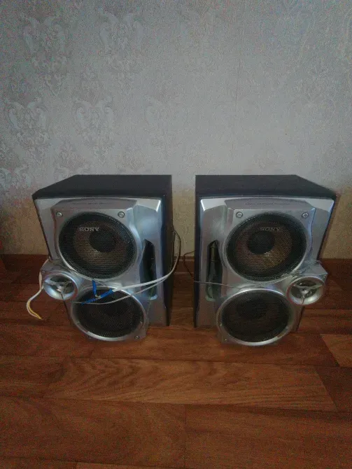 Sony акустикалық колонкалары, екі штука, қара және күміс элементтермен