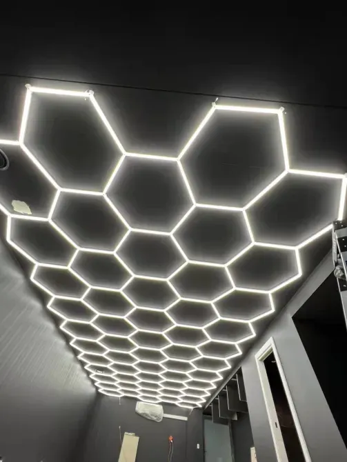 Балдың ұясы пішініндегі шам төбеде