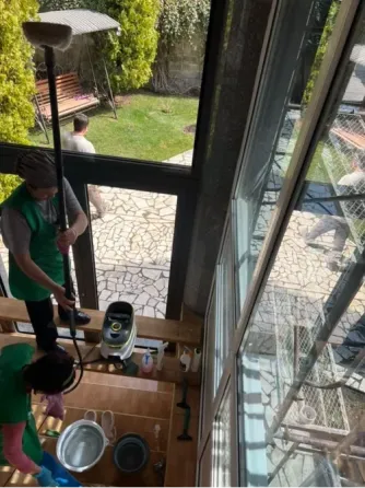 Клининг коммерческих помещений, включая склады, офисы, рестораны и кафе, бизнес- и торговые центры, жилые комплексы и производственные помещения