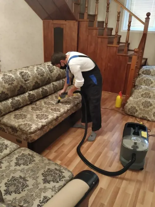 Уборка мягкой мебели в помещениях при помощи профессионального оборудования