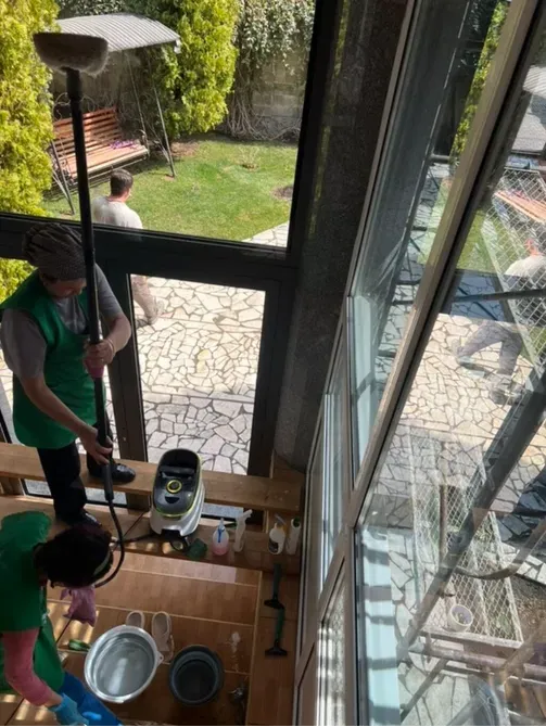 Специалисты занимаются уборкой в саду, используя моющее оборудование и инструменты