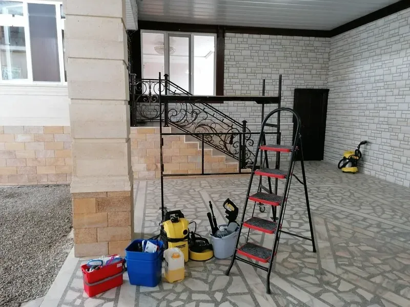 Инструменты для уборки на улице, включая лестницу и моющие машины