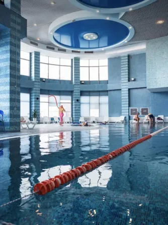 Бассейн с прозрачной водой и современным дизайном