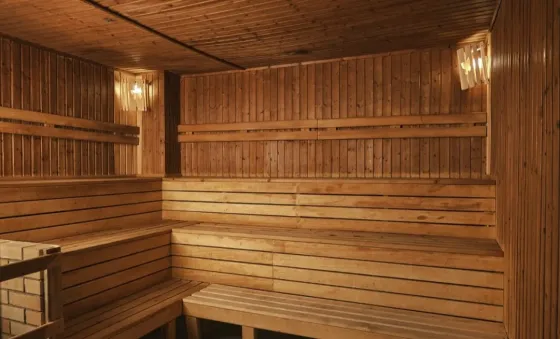 Бассейн с прозрачной водой и современным дизайном