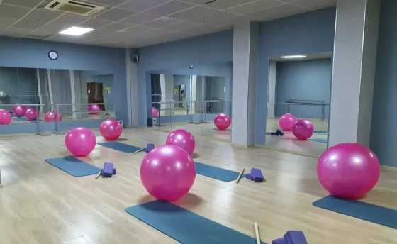 Бассейн с прозрачной водой и современным дизайном