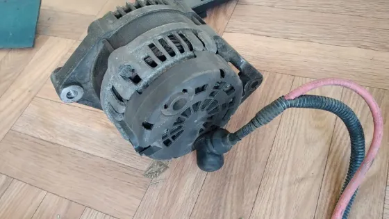 Старый компрессор кондиционера автомобиля с грязной поверхностью