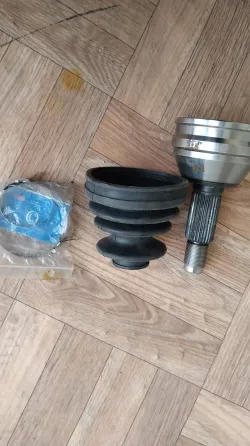 Старый компрессор кондиционера автомобиля с грязной поверхностью