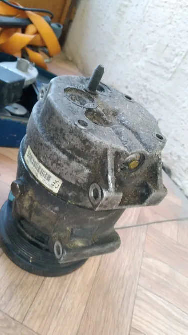 Ескі автокөлік ауа кондиционері компрессорының ластаған беті