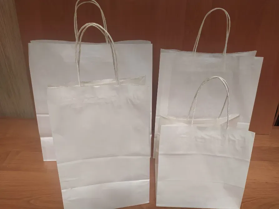 әртүрлі өлшемдегі ақ қағаз пакеттер