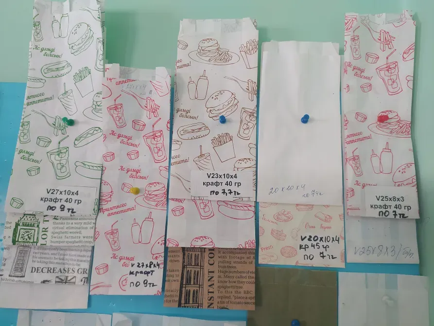 түрлі суреттері бар қағаз пакеттер