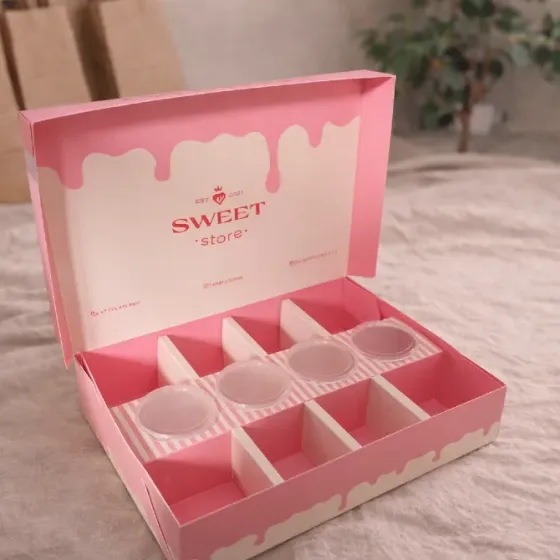 Коробки разных форматов, белые и простые