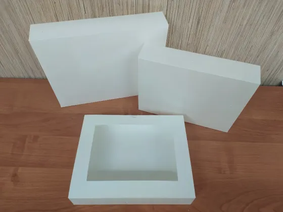 Коробки разных форматов, белые и простые