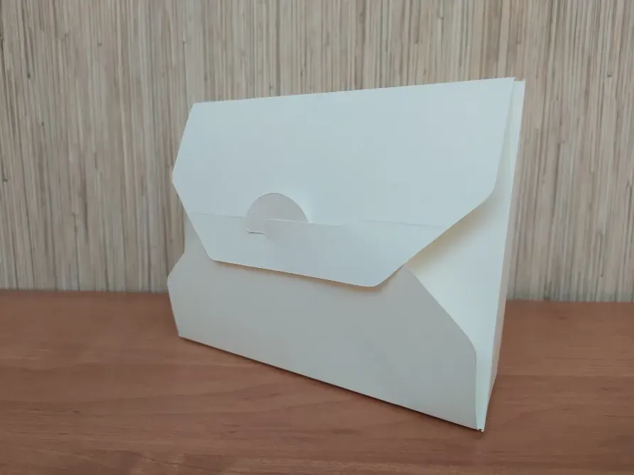 желімді қамтитын ақ конверт