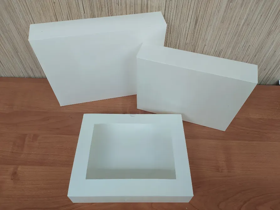 әртүрлі форматтағы қораптар, ақ және қарапайым