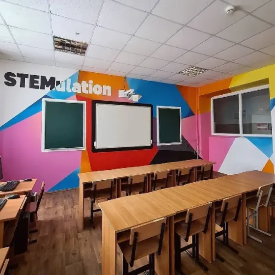 Классная комната с яркими стенами и тематикой STEM
