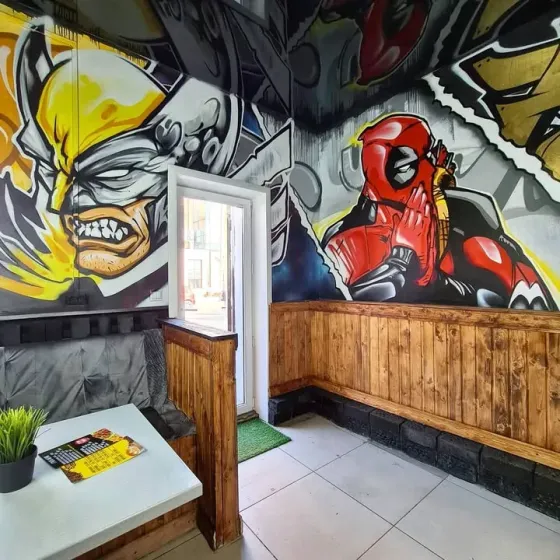 Классная комната с яркими стенами и тематикой STEM