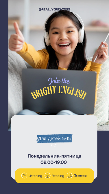 Наушники мен ноутбугы бар қыз онлайн ағылшын тілі сабағында күліп отыр.