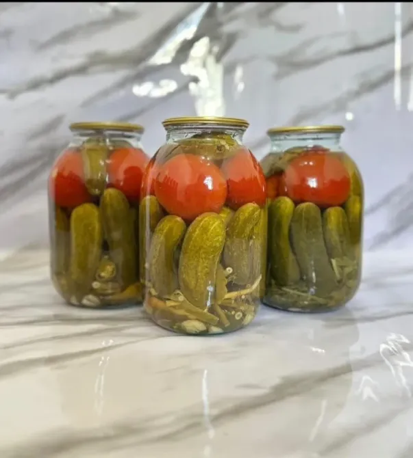 Консервіленген қияр мен қызанақ құтылары