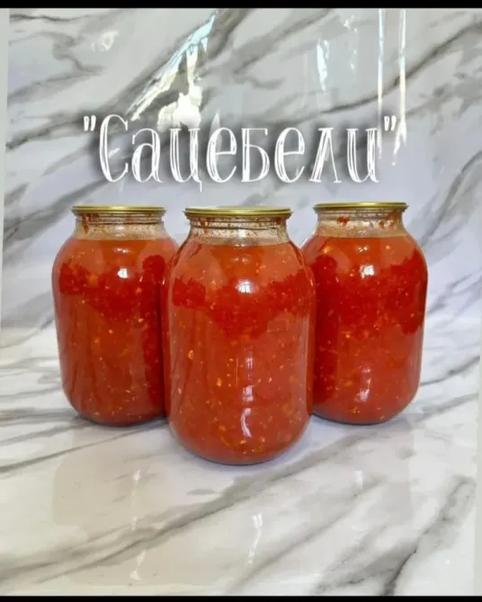 Үлкен банкадағы үйдегі консерві 