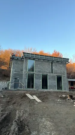 Стеклянный фасад здания с отражениями