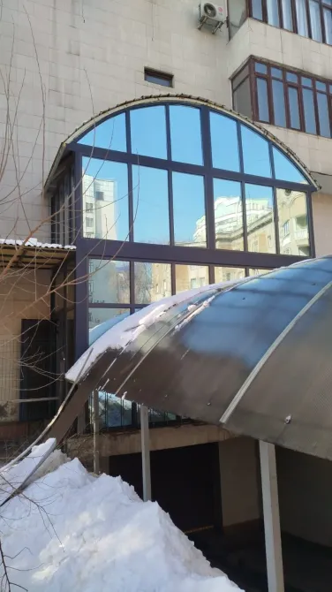 Стеклянный фасад здания с отражениями