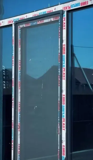 Стеклянная дверь с защитной пленкой