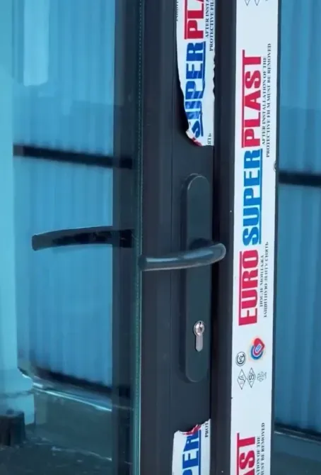 Дверная ручка стеклянной двери с защитной пленкой