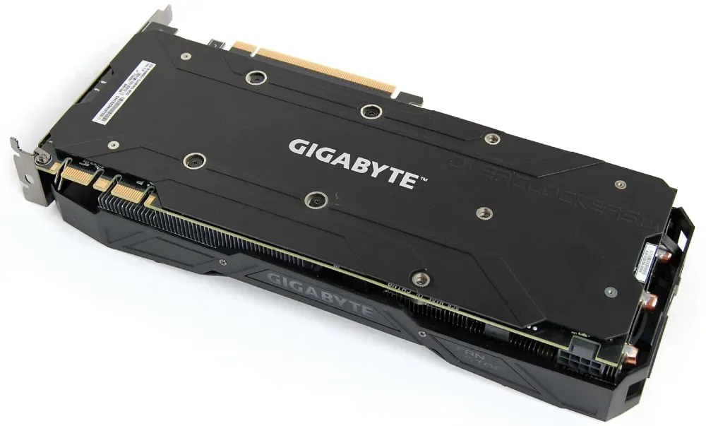 Видеокарта Gigabyte с задней стороны