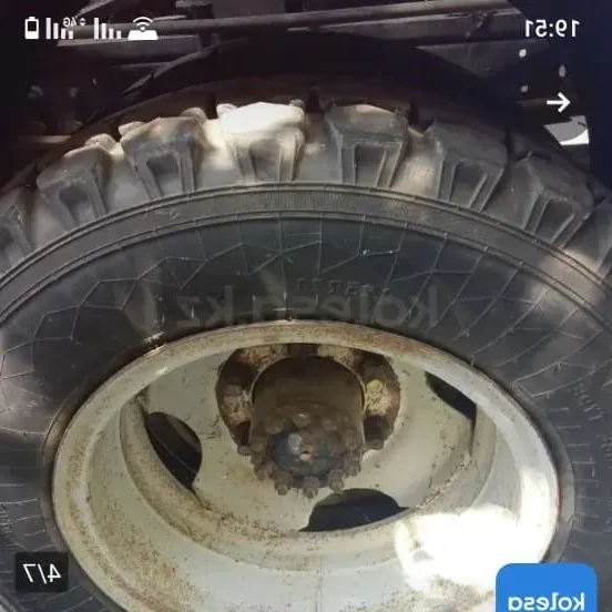 Белый грузовик с желтой полосой, вид спереди