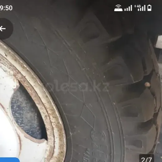 Белый грузовик с желтой полосой, вид спереди