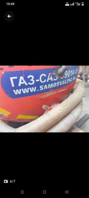 Реклама бар жүк көлігінің артқы жағына жақын жоспар