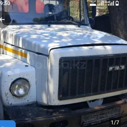 Ақ жүк көлігі сары жолақпен, алдыңғы көрініс