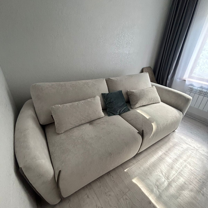 Жеңіл түсті жұмсақ диван, екі орындықта жастықтармен