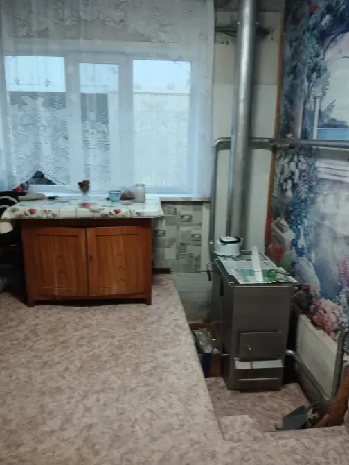 Пеш және ағаш үстел бар бұрыш