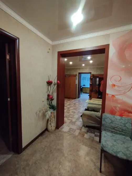 Вазамен және басқа бөлмеге шығатын көрінісінің коридоры