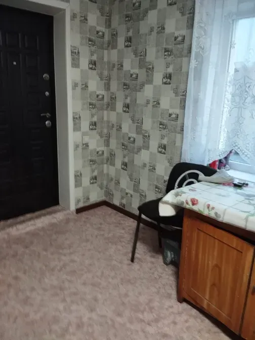 Кіру есігі мен столы бар бұрыш