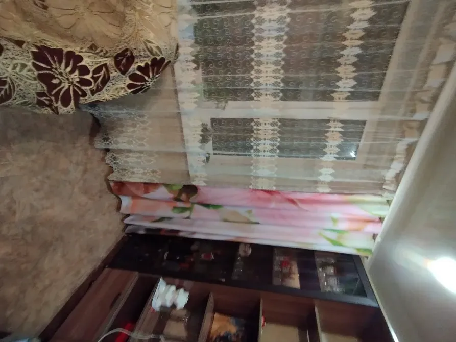 Перде және гүлдері бар бөлмемнің интерьері