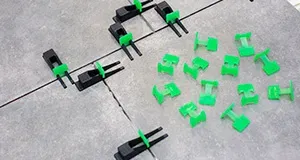 Система выравнивания плитки PRIMЕ от 3D KRESTIKI с черными и зелеными зажимами