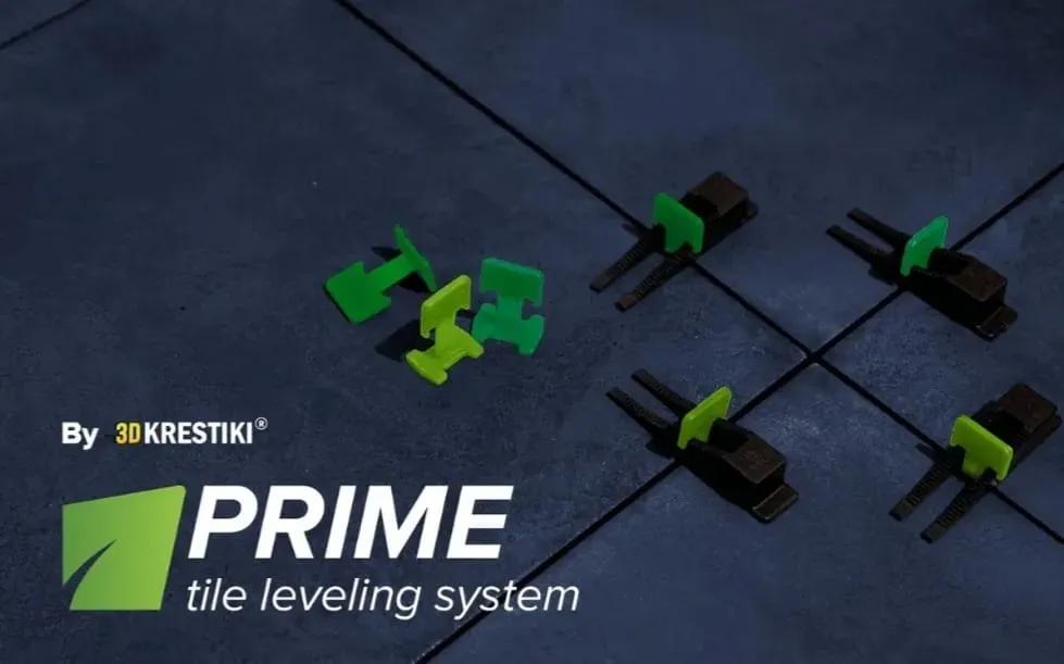 Система для укладки плитки PRIMЕ от 3D KRESTIKI с цветными зажимами на фоне плитки